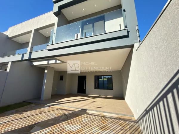 Sobrado com suíte, pátio e 4 vagas