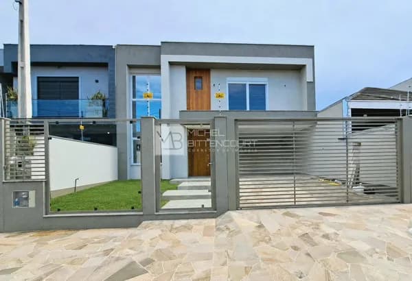 Sobrado com 3 suítes, amplo pátio com piscina