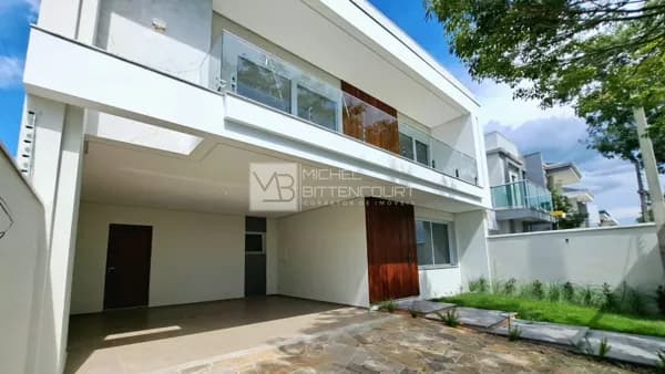 Sobrado com 3 suítes, pátio e 4 vagas
