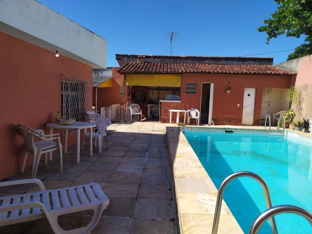 Casa com piscina gigante a 2 quadras da praia | Espaço, lazer e preço de oportunidade por R$ 395 mil