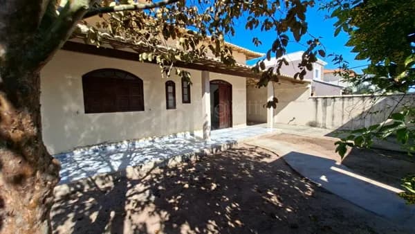 Casa em Condomínio Fechado de Frente para a Lagoa – Araruama/RJ