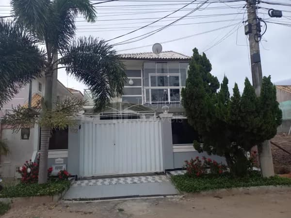 Casa com suíte, varanda e espaço gourmet em localização estratégica de Araruama