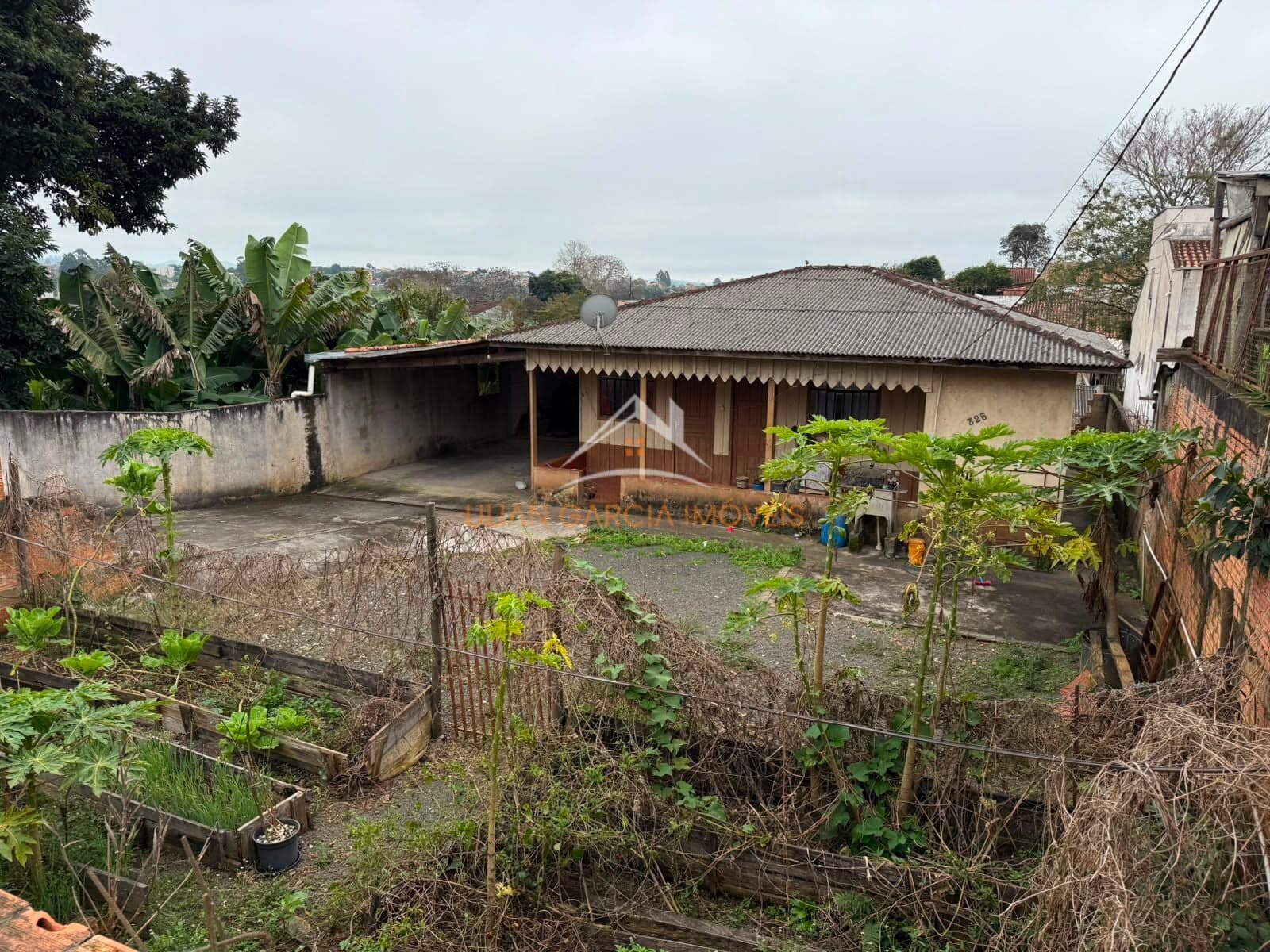 Terreno com Casa de Madeira à Venda – Excelente Localização no Centro de Ortigueira