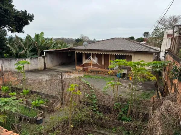 Terreno com Casa de Madeira à Venda – Excelente Localização no Centro de Ortigueira