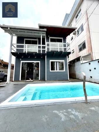 Casa com piscina!