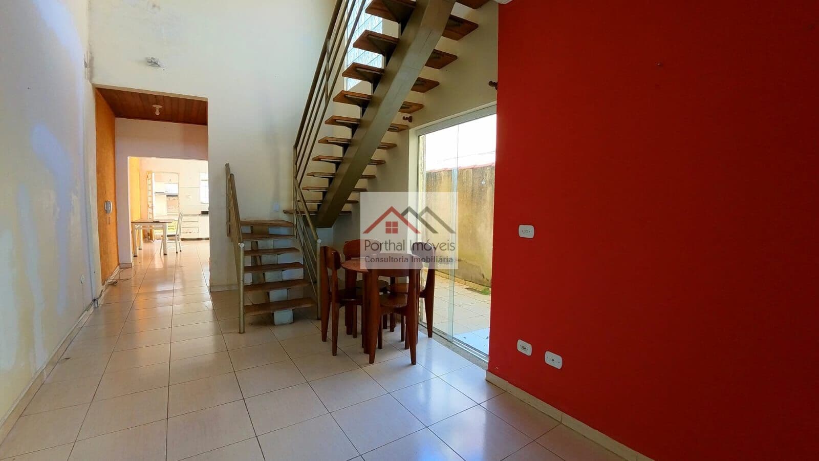 Sobrado em Centro, Capão Bonito/SP Apresentamos um sobrado de 124m² à venda no bairro Centro de Capão Bonito-SP, ideal para quem busca conforto e praticidade. Com 3 dormitórios, incluindo 2 suítes, este imóvel oferece a estrutura perfeita para famílias q