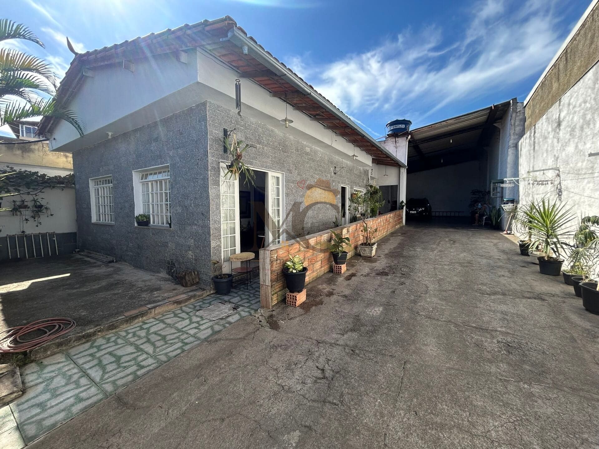 Casa Linear com vaga de garagem para caminhão - Industrial, Contagem/MG