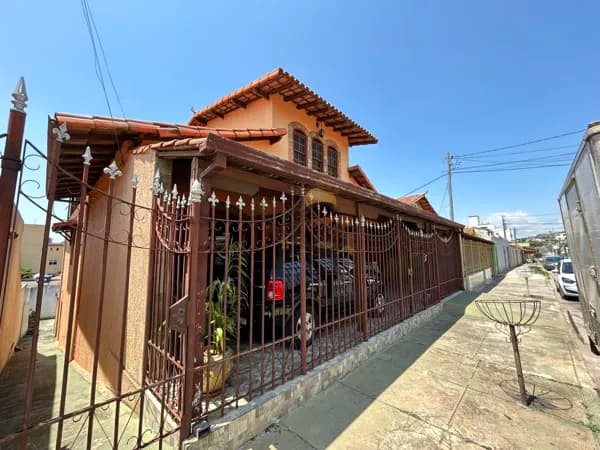 Excelente oportunidade para investidores que buscam diversificar sua carteira e garantir renda passiva. Localizado estrategicamente no Jardim Vera Cruz, este imóvel oferece três unidades residenciais prontas para locação, com entradas individuais e total