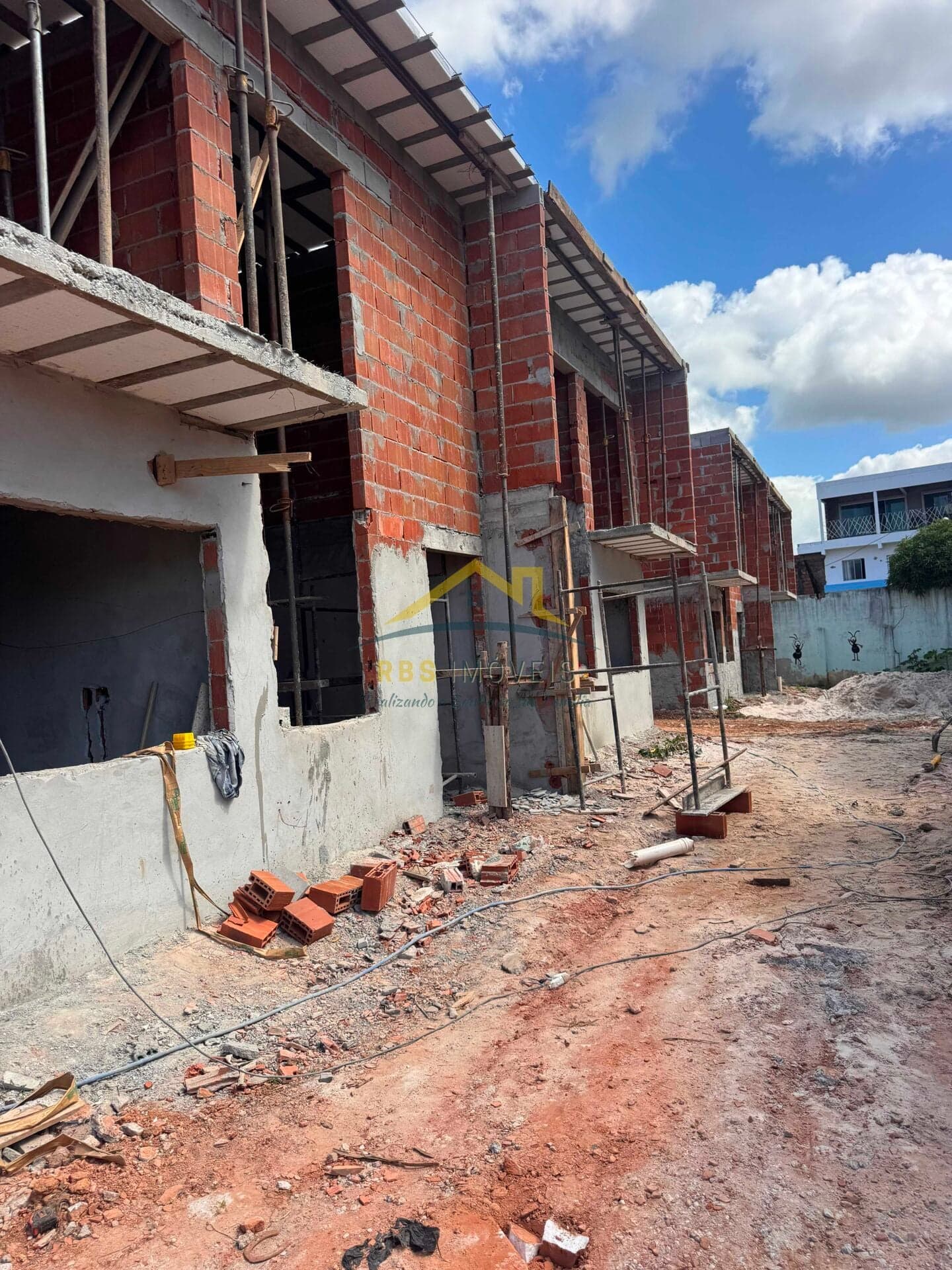 Casa em contruçao em Condomínio 3 suítes area garden Abrantes 560 mil A PARTIR