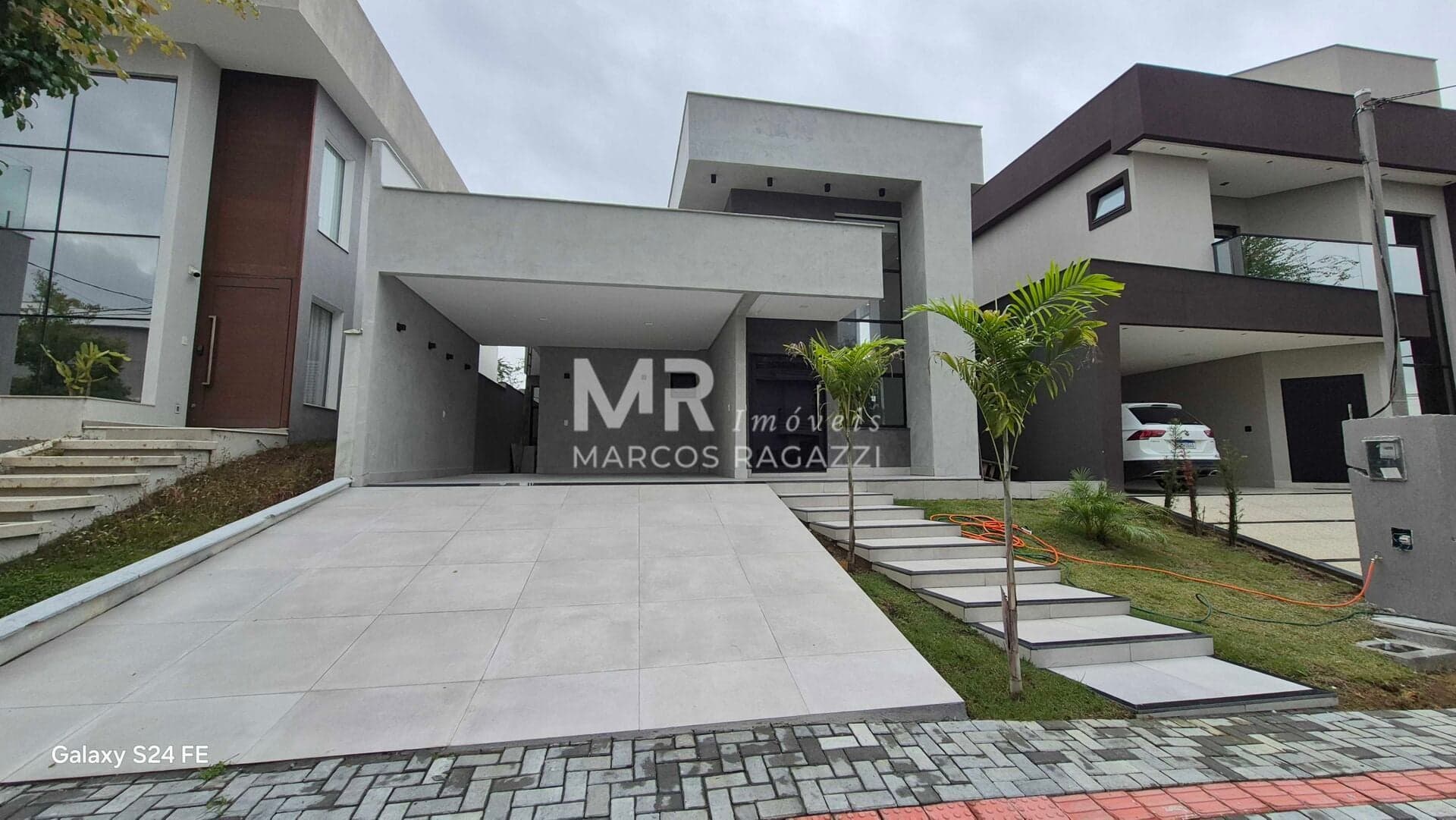 Casa Linear Nova de Alto Padrão, com 3 suítes, área gourmet, no Alphaville, em Resende-RJ