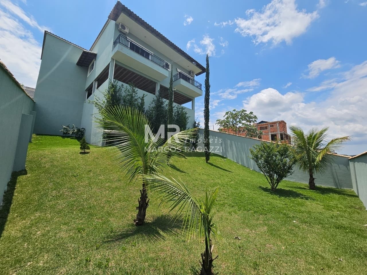 Casa com 3 quartos | 1 suíte, varandas e com vista Exuberante da serra! ✨