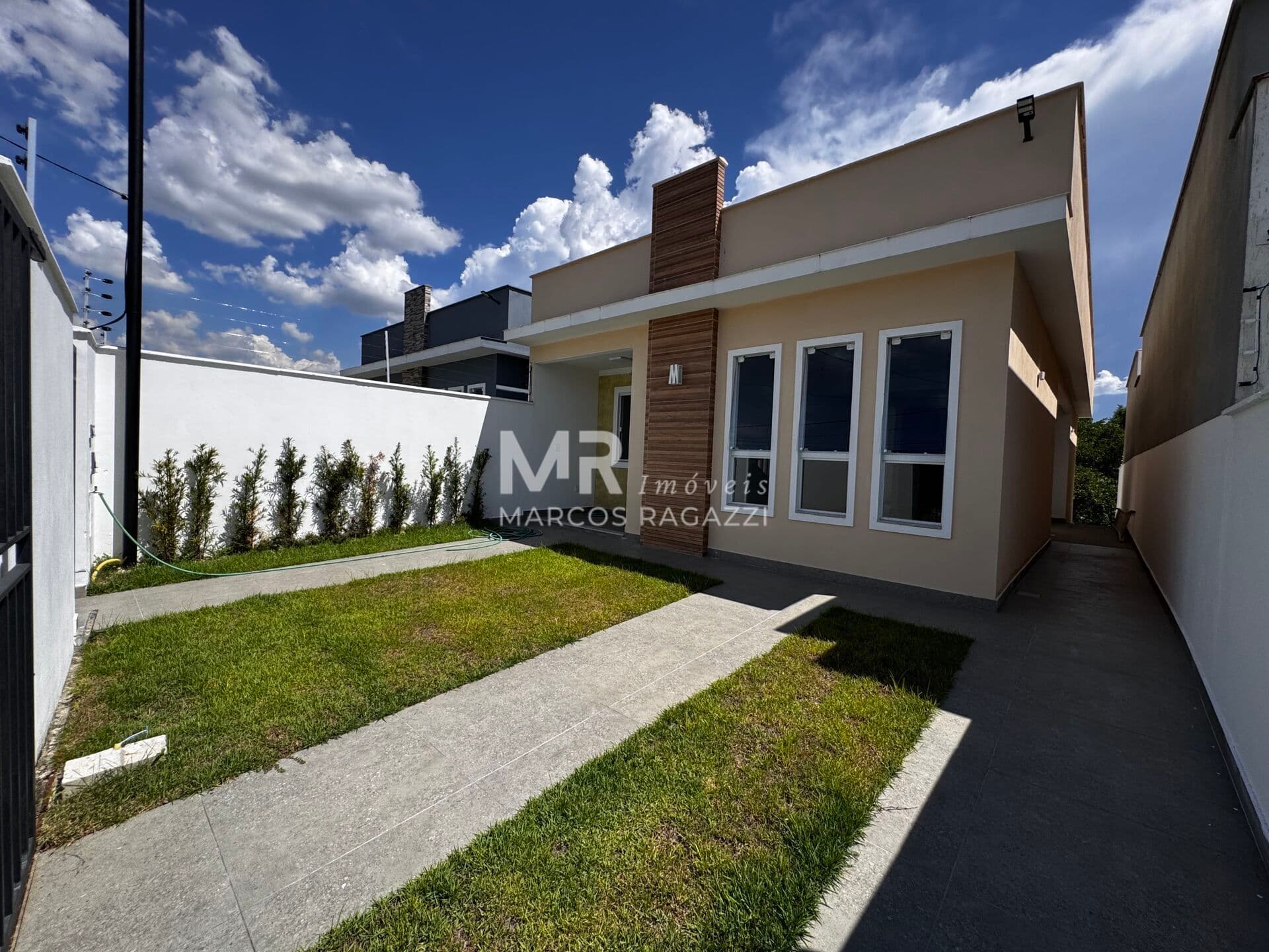 Casa recém construída com 3 quartos, sendo 1 suíte, 2 vagas, no Parque Ipiranga, em Resende-RJ