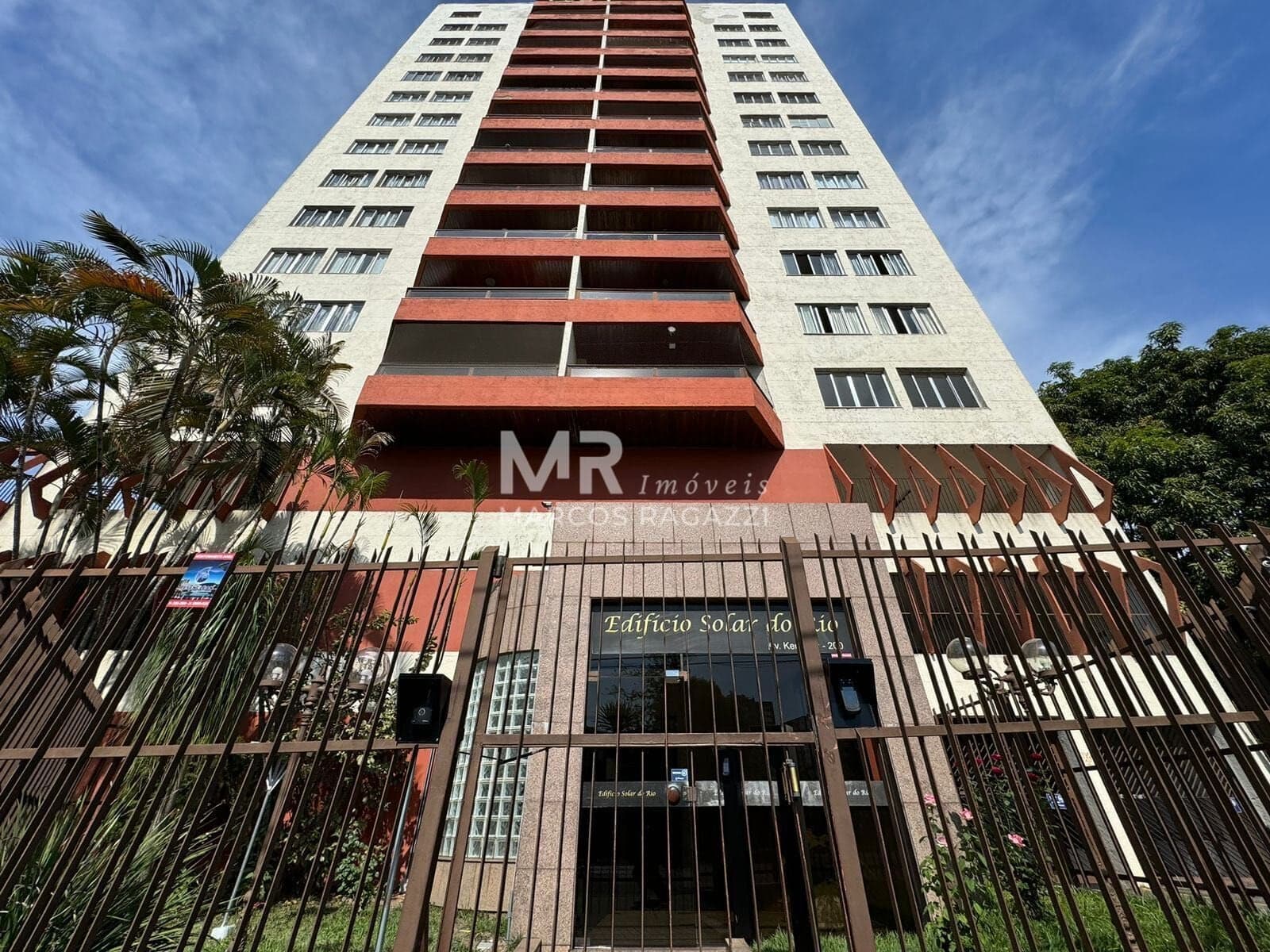 Apartamento com 3 quartos sendo 1 suíte, 2 vagas, no Centro, em Resende-RJ
