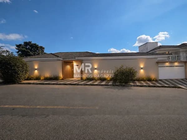 Casa à venda com 3 quartos sendo 1 suíte, espaço gourmet, sala de ginástica, na Morada da Colina, Resende-RJ