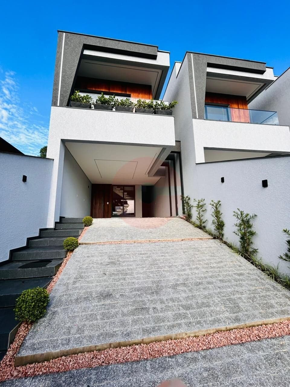 🏡 Sobrado Geminado à Venda com 3 Suítes + Jacuzzi no Bairro Glória – Joinville/SC