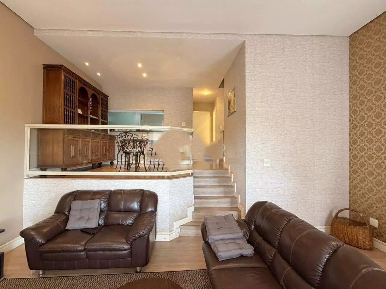 Casa de luxo 04 quartos a venda, 220 m2, 02 suítes, uma das suítes c varanda e vista para a Lagoa dos Ingleses, sala de estar com lareira, sala de jantar em mezanino, lavabo, cozinha, lavanderia, armários em todos os ambientes, espaço gourmet e área exte