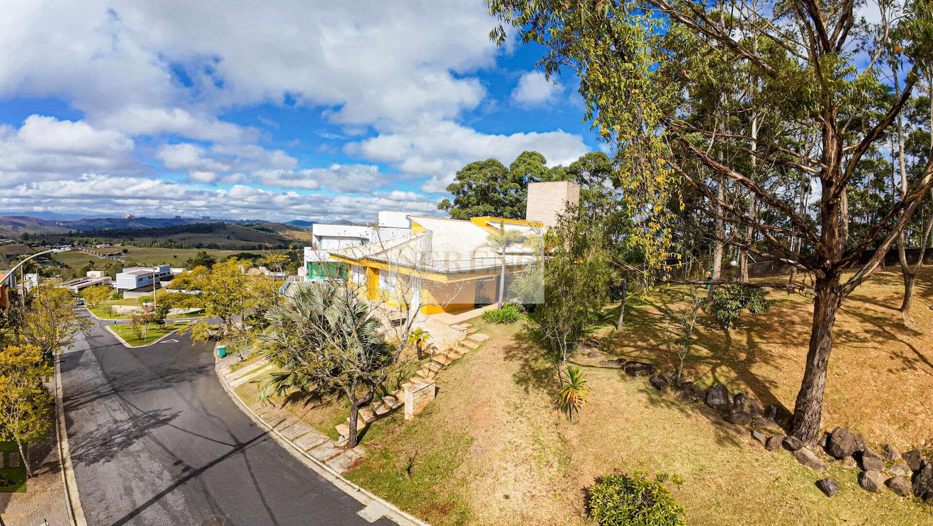 Casa altíssimo padrão mobiliada e decorada 04 suítes a venda, 397m2, 03 closets, sala de jogos, imóvel em conceito aberto, claro, ventilado, sistemas de automação residencial para Alexa, piscina e área gourmet com churrasqueira, 04 vagas de garagem, cond