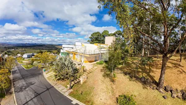 Casa altíssimo padrão mobiliada e decorada 04 suítes a venda, 397m2, 03 closets, sala de jogos, imóvel em conceito aberto, claro, ventilado, sistemas de automação residencial para Alexa, piscina e área gourmet com churrasqueira, 04 vagas de garagem, cond