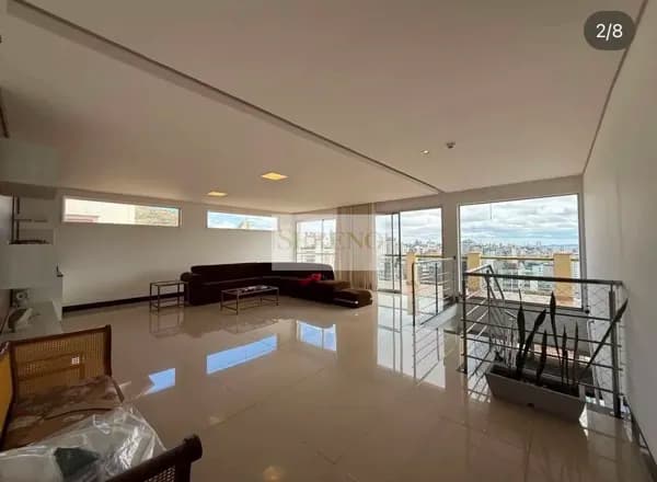 Casa altíssimo luxo 05 suítes a venda, 518 m2, construção sólida, reformada há menos de 10 anos, mantendo em perfeito estado todo padrão de acabamento, entrada no nível da rua com 02 entradas para garagem, sala ampla para três ambientes c piso em mármore