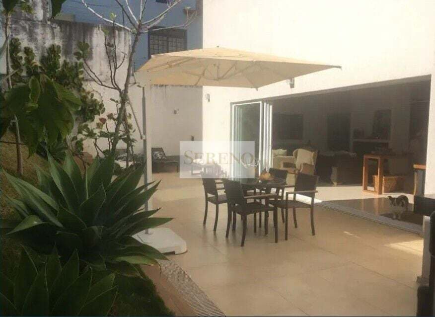 Casa alto padrão 03 suítes a venda, 2 Pisos, 290,0 m2, revestimento em textura, localização privilegiada em rua tranquila e arborizada, à curtíssima distância da av. Bandeirantes e do Minas II, Mangabeiras, Belo Horizonte, MG – Brasil.
