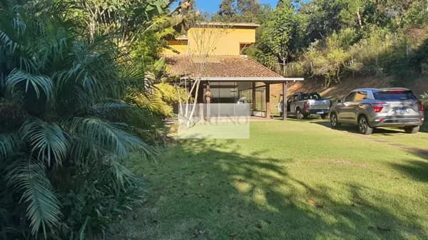 Casa de campo, 04 quartos a venda, 250 m2, 01 suíte, 02 semi, projeto contemporâneo, vista para a mata, segurança 24 h em área de mata atlântica. localizado na via principal de fácil acesso, vista frontal definitiva para mata de fazenda de criação de cav