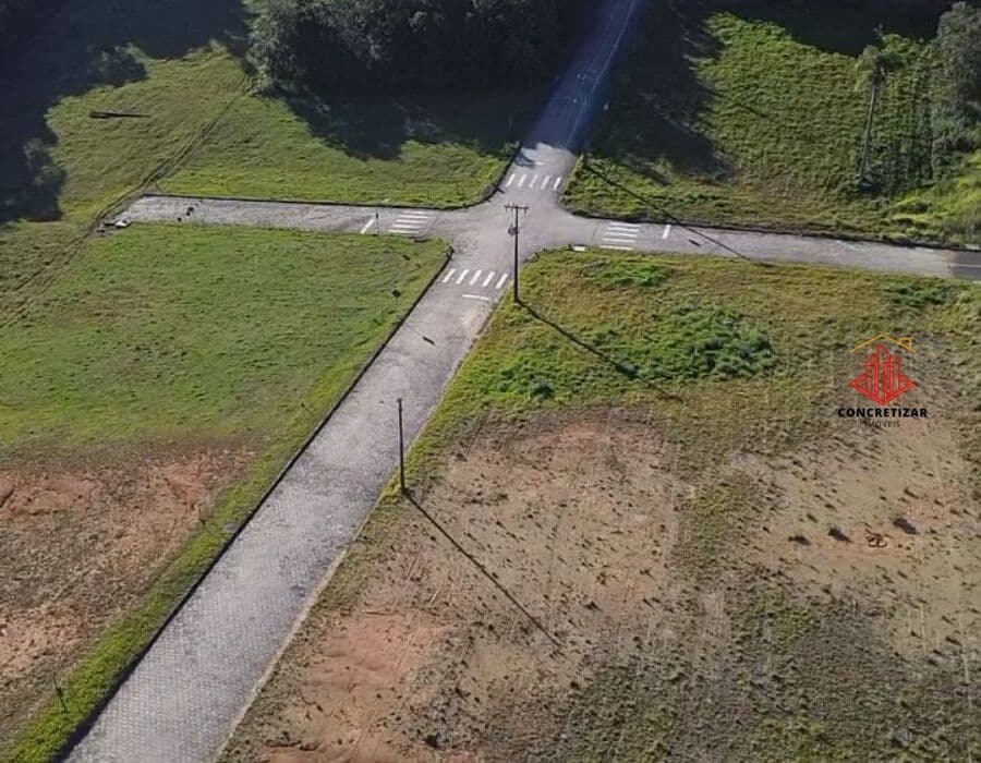 Terreno amplo em meio à natureza