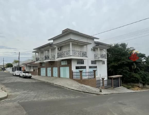 Alto padrão, sala comercial e espaço para toda a família