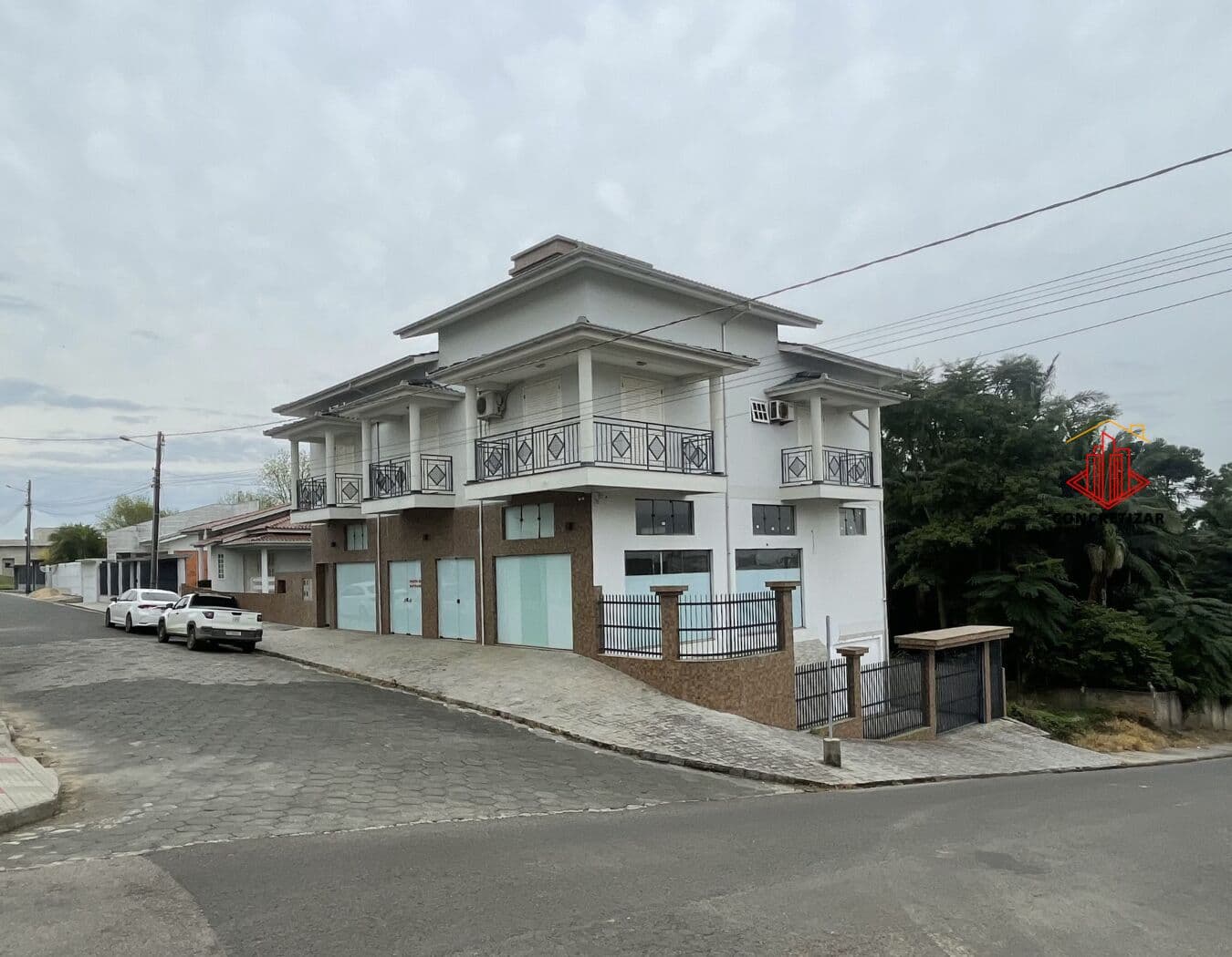 Alto padrão, sala comercial e espaço para toda a família