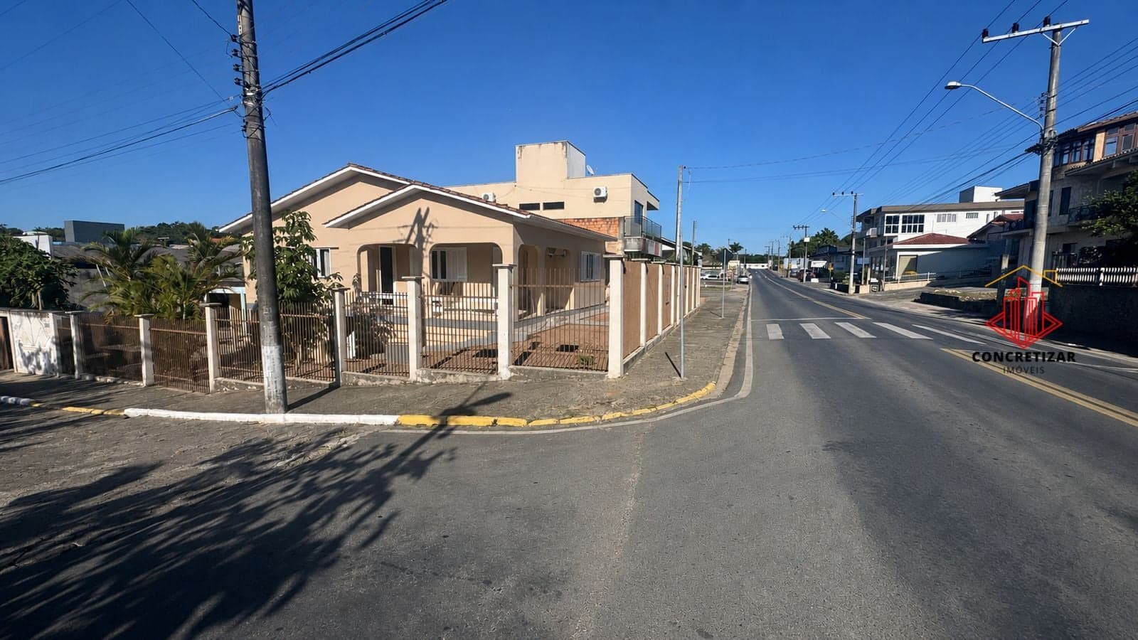 Casa de esquina com 2 andares e muito espaço