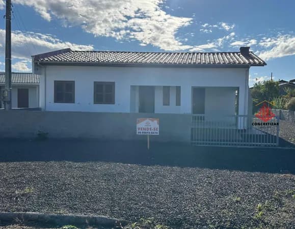 Casa de praia com amplo terreno e perto do mar