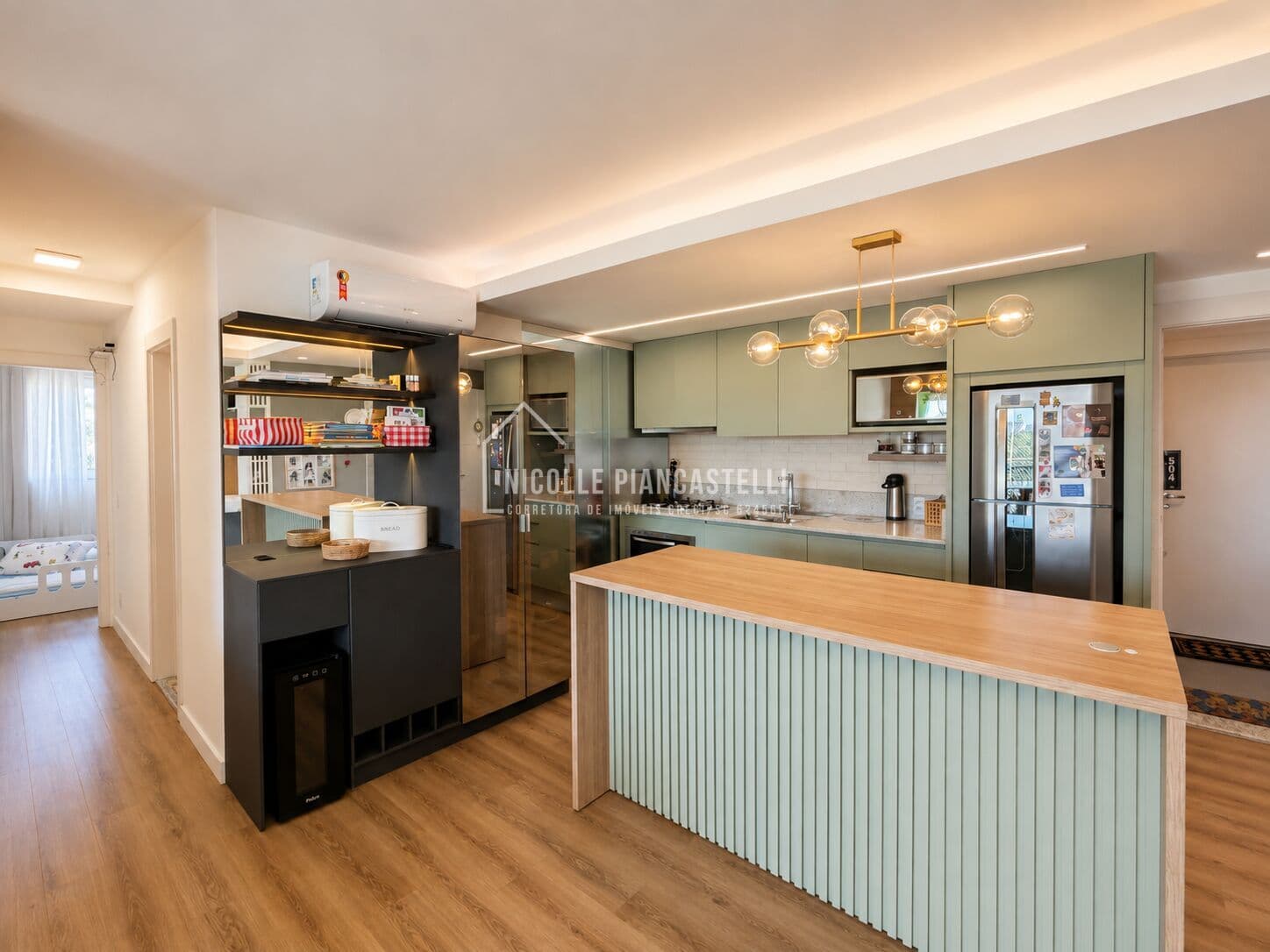 Apartamento semimobiliado, com 1 suíte + 2 quartos, 2 vagas de garagem no Costa e Silva.