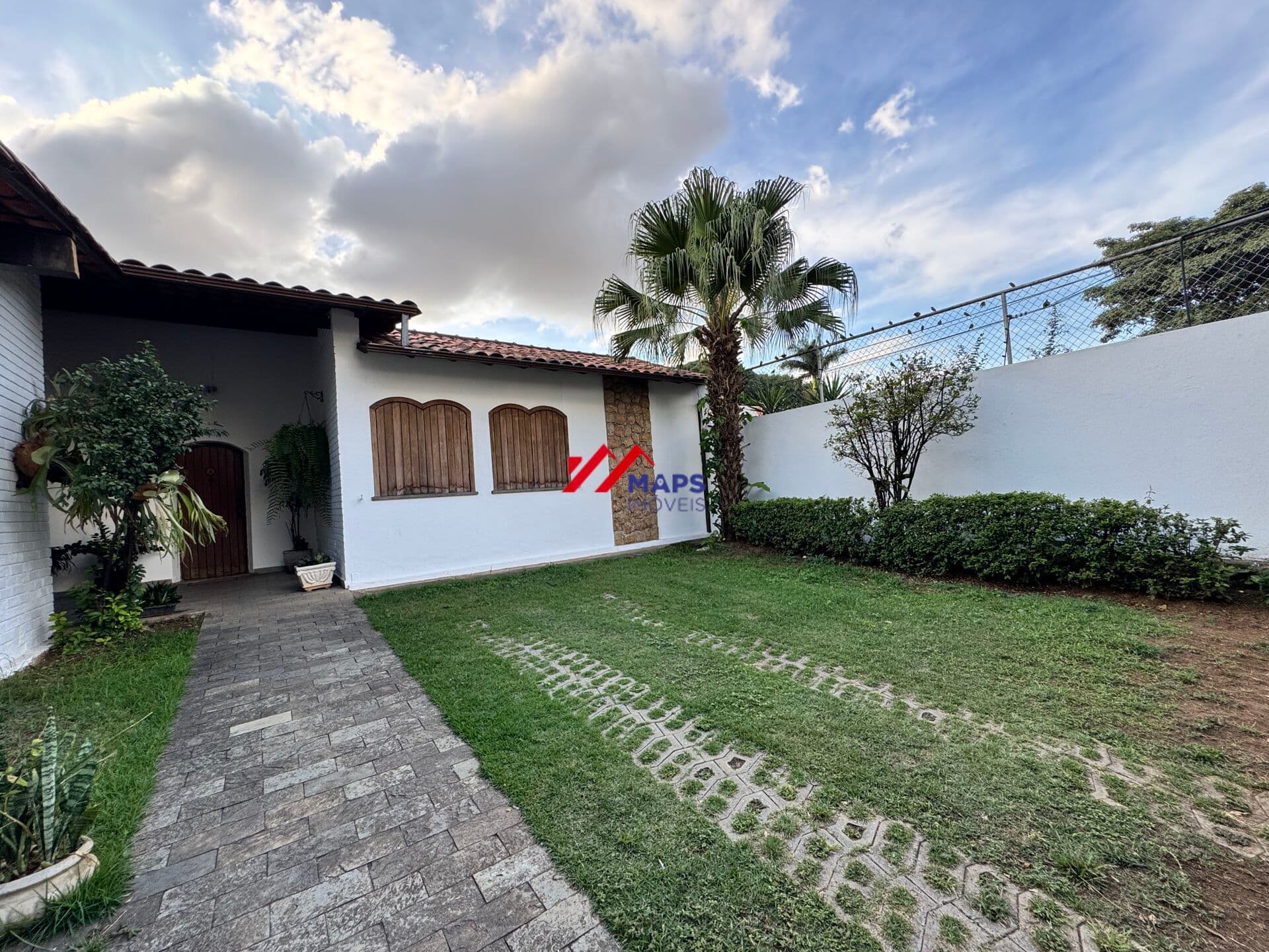 Casa com quatro quartos, suíte e quatro vagas de garagem à venda no bairro São Luiz - Belo Horizonte/MG.