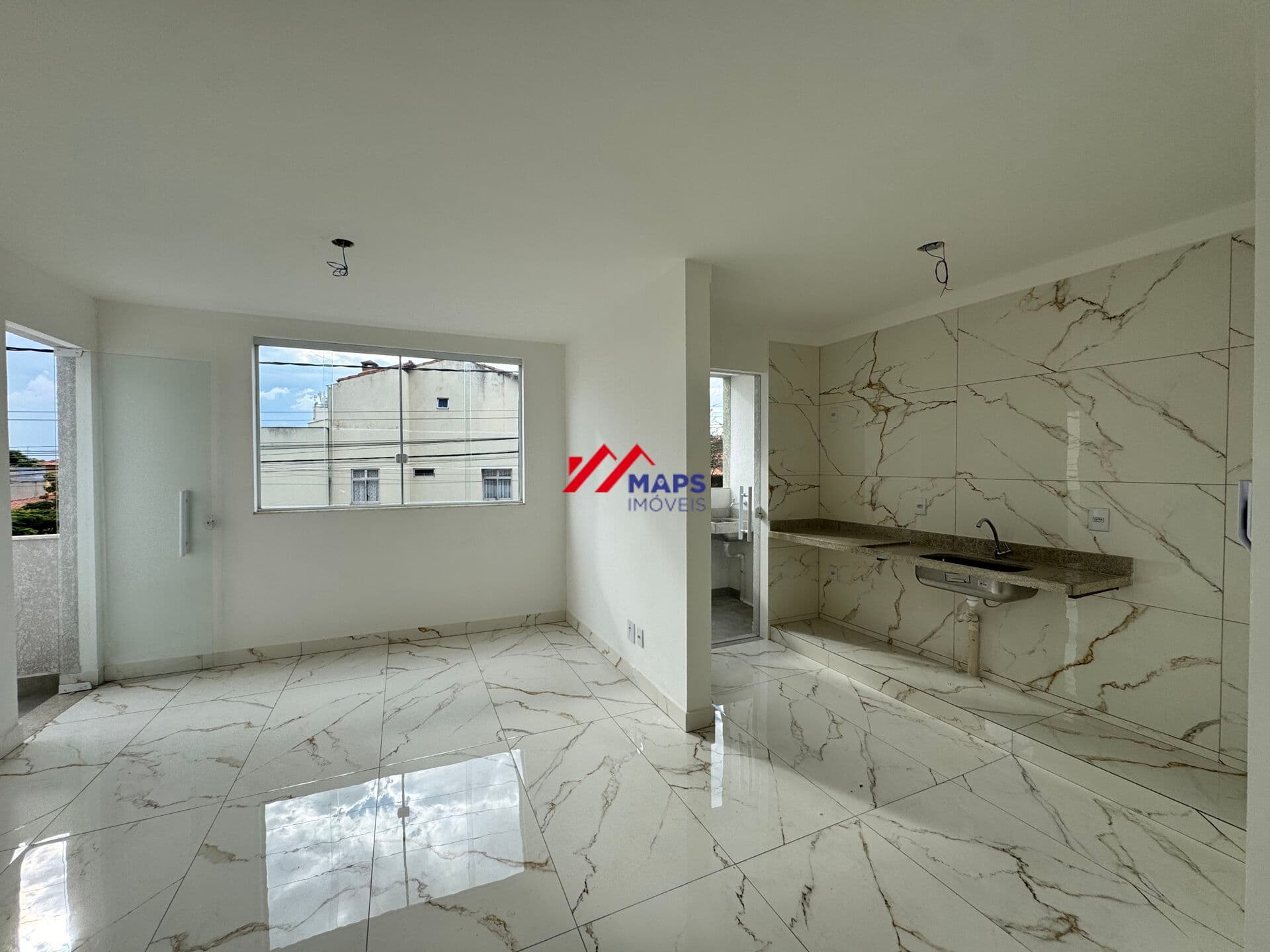 Apartamento com três quartos, suíte e uma vaga de garagem à venda no bairro Heliópolis - Belo Horizonte/MG.