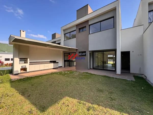 Casa à venda com três quartos, suíte e duas vagas de garagem no bairro Garças - Belo Horizonte/MG.