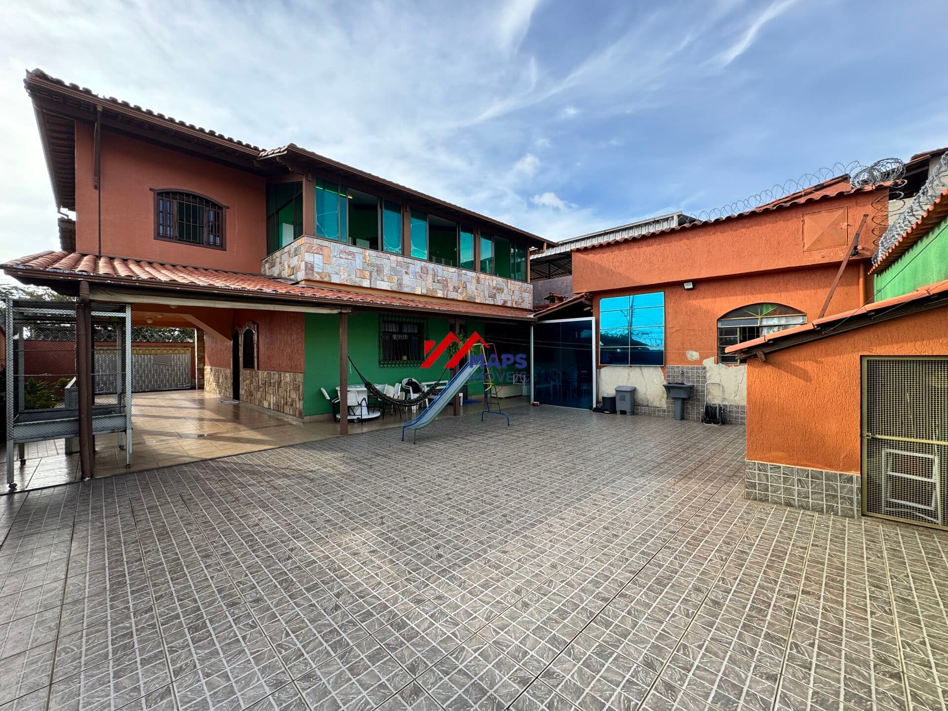 Casa à venda com quatro quartos, suíte e três vagas de garagem no bairro Minaslândia - Belo Horizonte/MG.