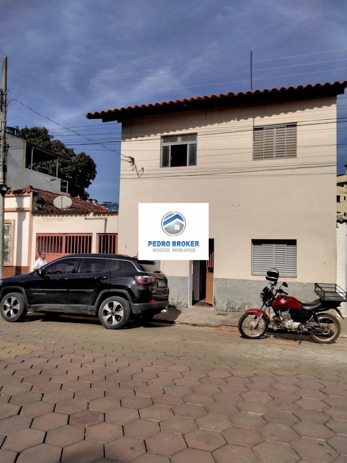 Casa 03 quartos, sala, cozinha, banheiro, área e quintal, no centro de Jequeri