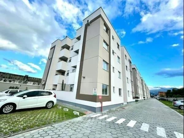 Apartamento à venda no Aririú com lazer completo