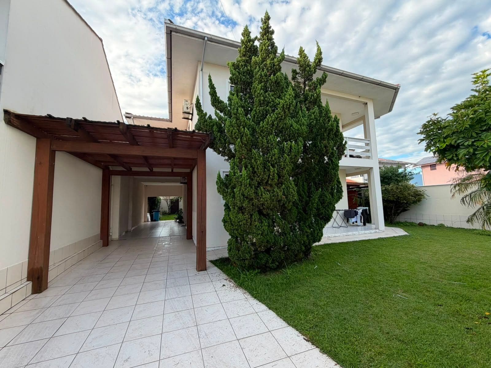 Casa com Piscina à Venda no Centro de Palhoça | 278 m², 3 Dormitórios e 3 Vagas de Garagem