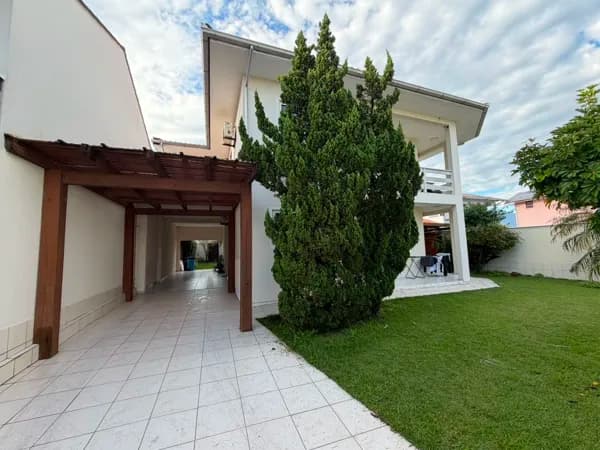 Casa com Piscina à Venda no Centro de Palhoça | 278 m², 3 Dormitórios e 3 Vagas de Garagem