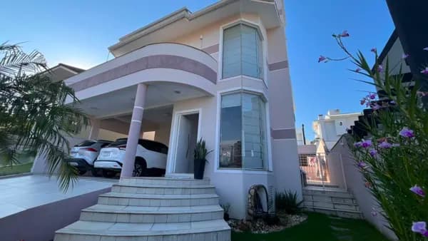 Casa mobiliada com 261m² privativos e piscina na Pedra Branca, Palhoça
