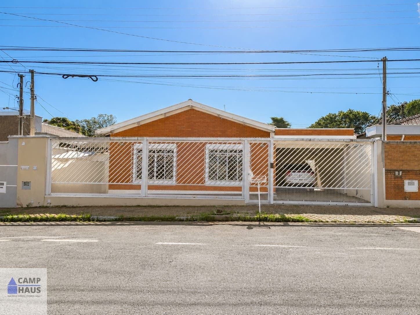 Casa Térrea à Venda no Jardim Eulina, Campinas | 3 Dormitórios, 1 Suíte, Churrasqueira e 4 Vagas