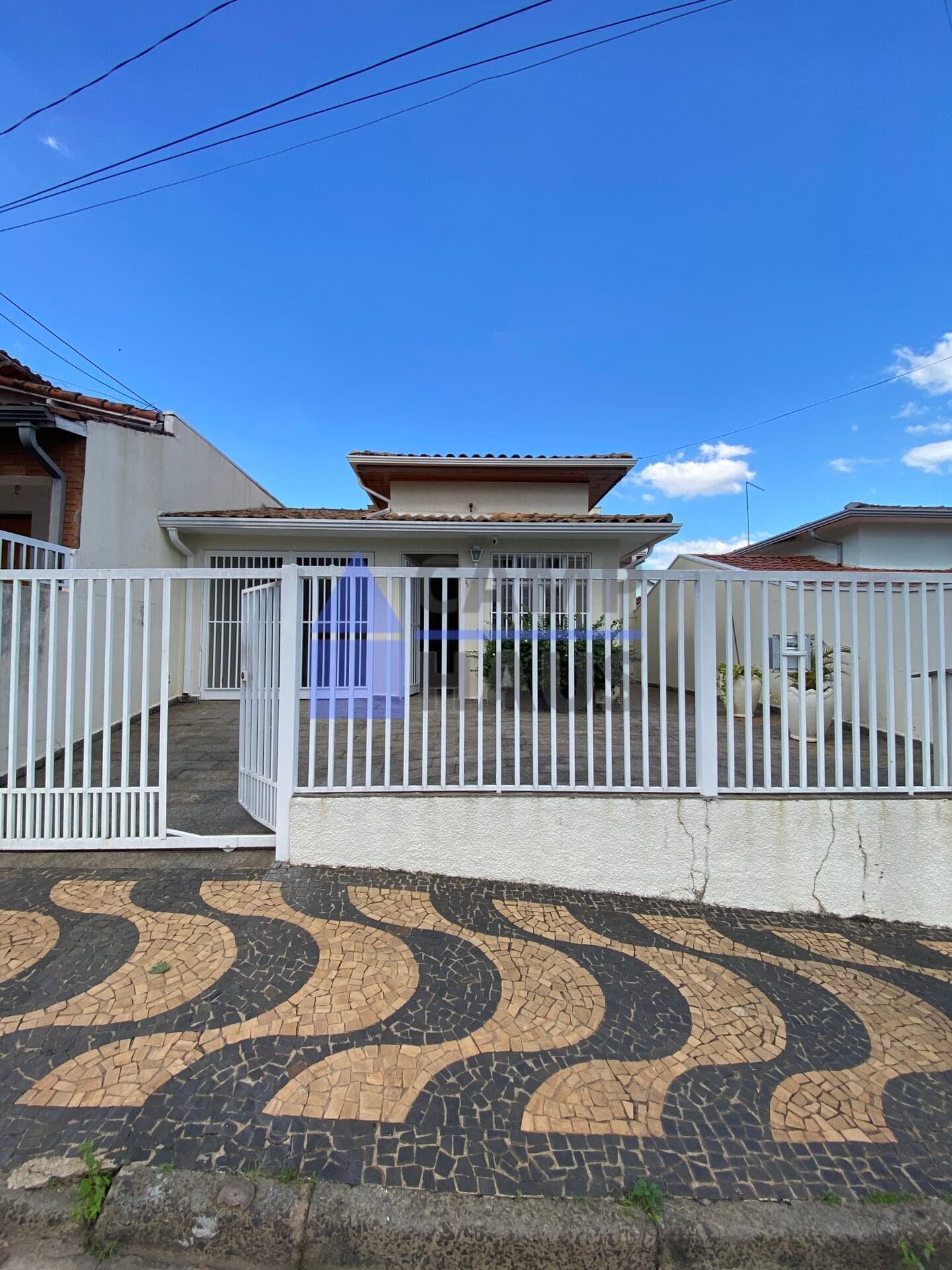 Casa Térrea para alugar no Taquaral em Campinas | 3 Quartos, Suíte, Edícula e Terreno de 354m²