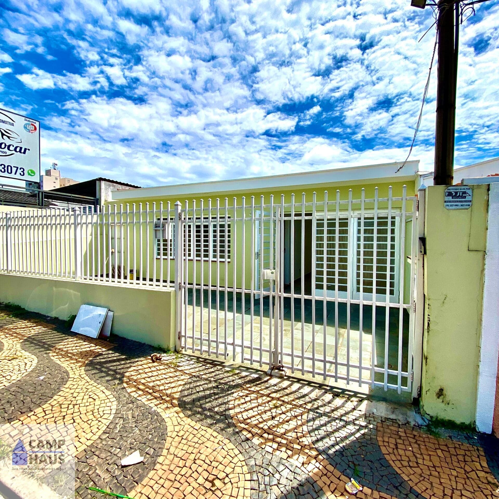 Casa com 3 Quartos e 2 banheiros à Venda, 152 m² por R$ 590.000, térrea reformada