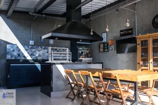 Casa Sobrado com 3 dormitórios, 1 suíte e 4 vagas em Valinhos/SP
