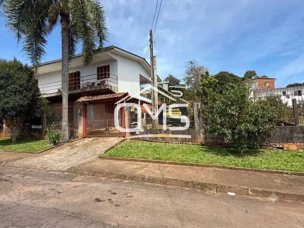 Casa com 3 dormitórios e amplo terreno !