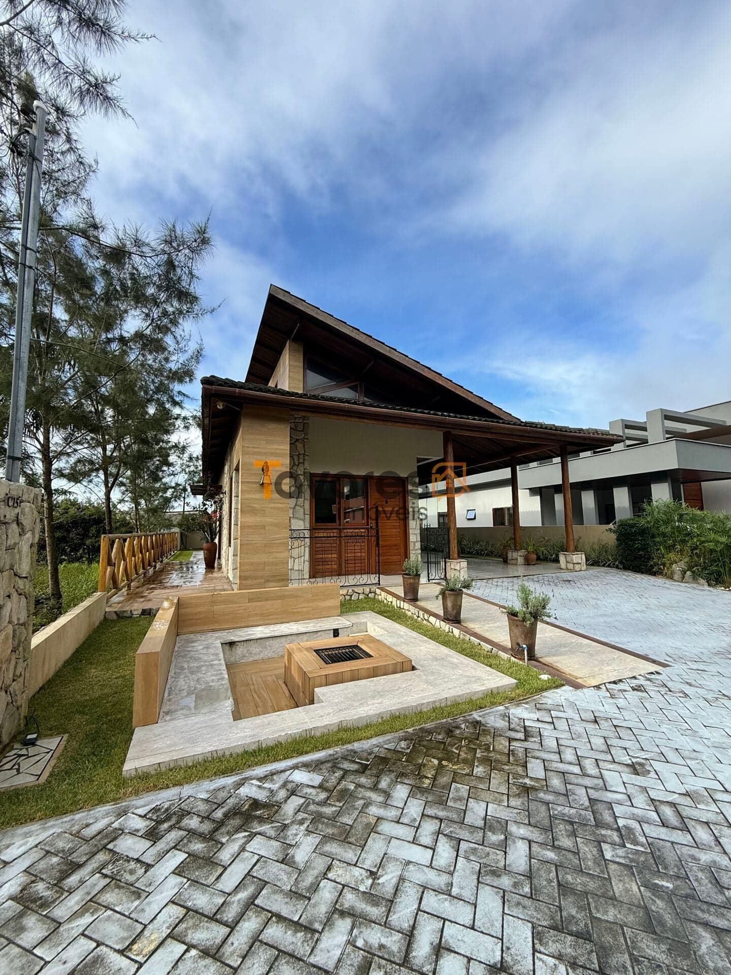Casa á venda no Condomínio Monte das Cerejeiras