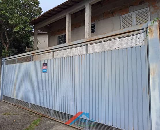 Casa simples em mega terreno e fácil acesso ao Centro