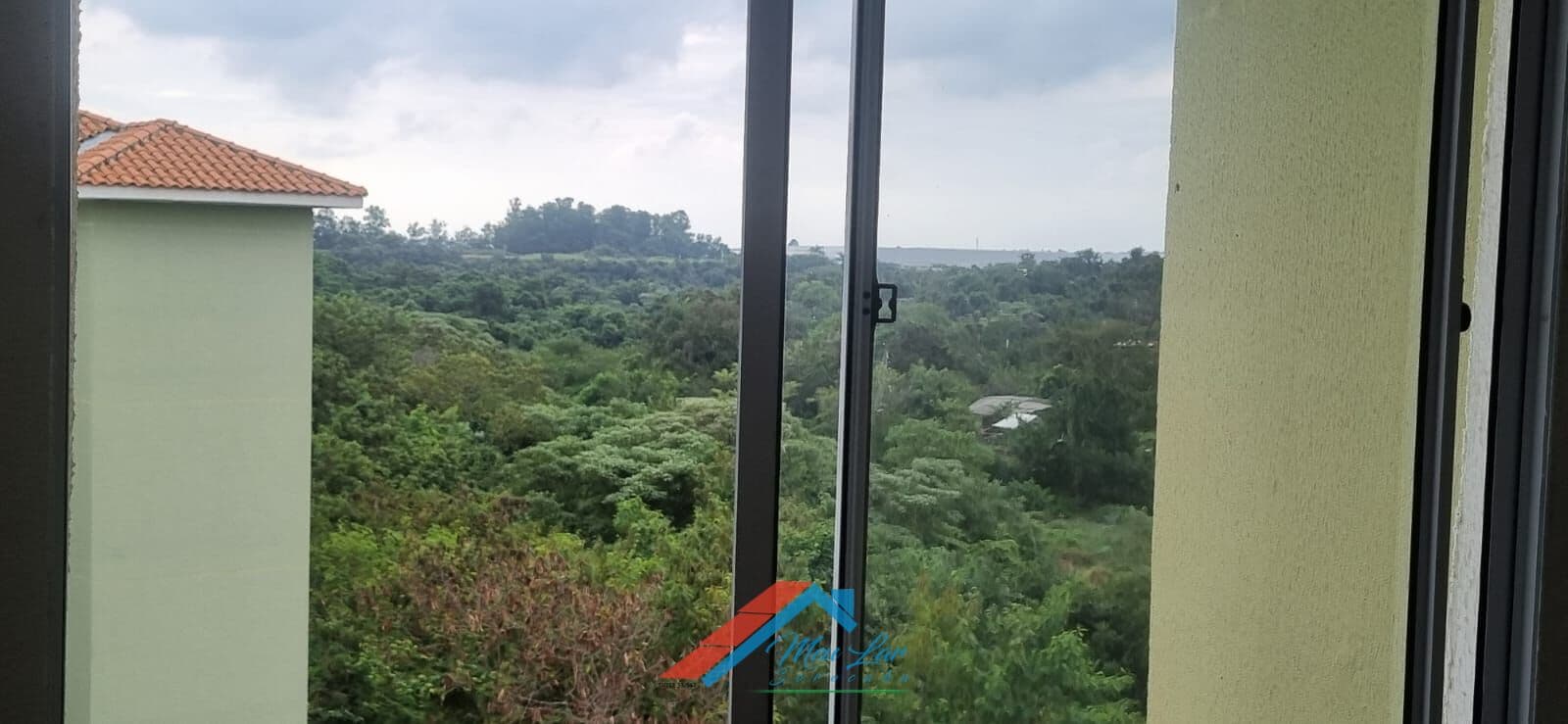 Belo imóvel em condomínio clube