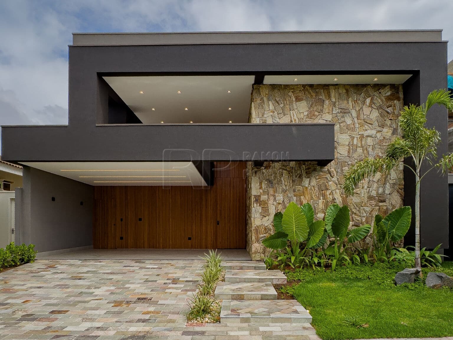 Casa térrea à venda no Condomínio Damha 3 - 4 Suítes | Energia fotovoltaica | Piscina