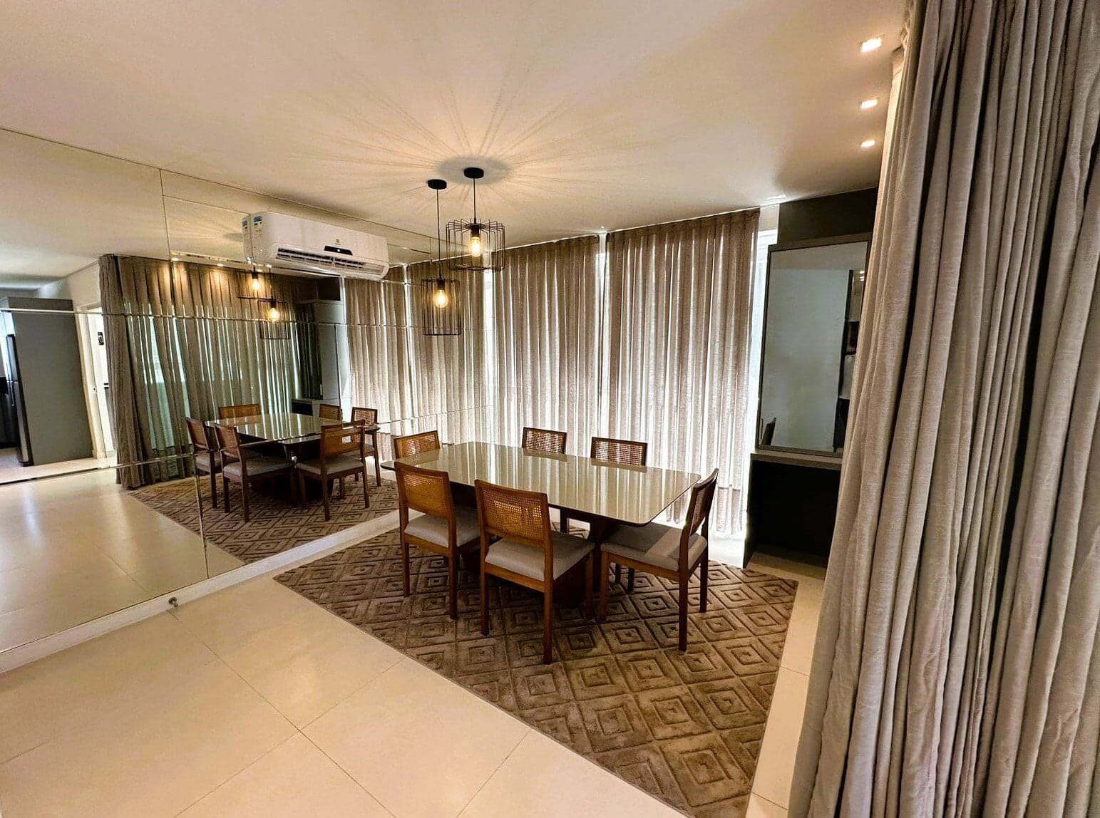Apartamento quadra do mar, mobiliado, em Meia Praia.